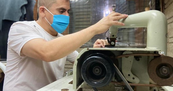 La Nación / A pesar de estar en prisión, realiza finos trabajos de marroquinería