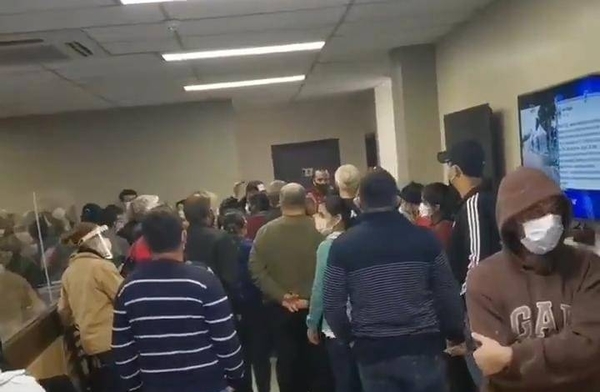 Diario HOY | Aglomeración de adultos en sanatorio privado para recibir la dosis anticovid