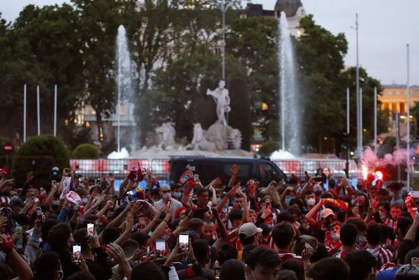 Aficionados celebran el título desafiando a la pandemia - Fútbol Internacional - ABC Color