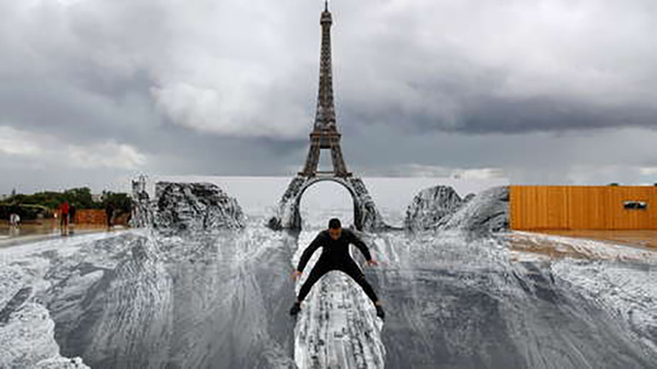 Una ilusión óptica hace 'flotar' la torre Eiffel sobre un enorme barranco | OnLivePy