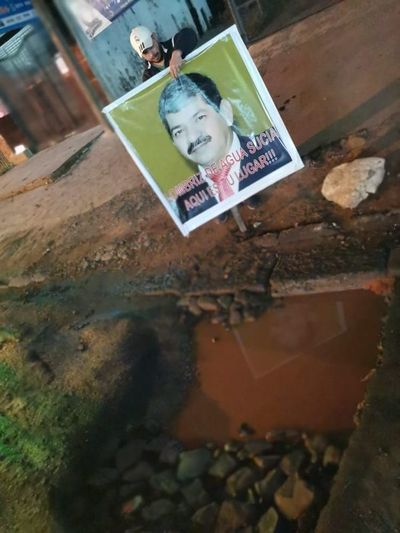 Sanlorenzanos escrachan al intendente por abandonar a medias arreglo de baches - Nacionales - ABC Color
