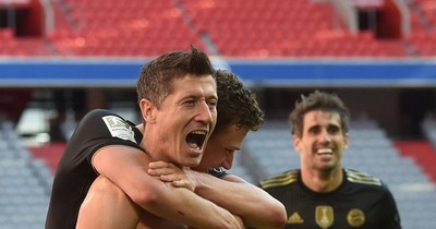 La Nación / Lewandowski celebra con récord de goles