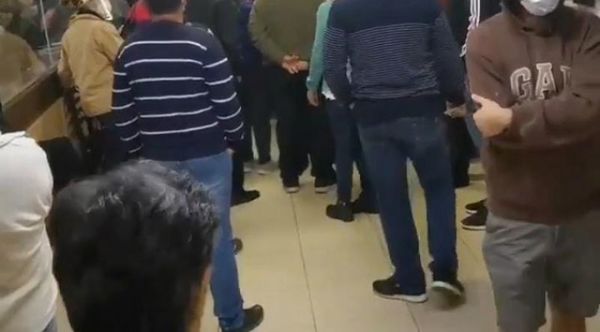 Aglomeración de adultos en sanatorio privado para recibir la dosis anticovid