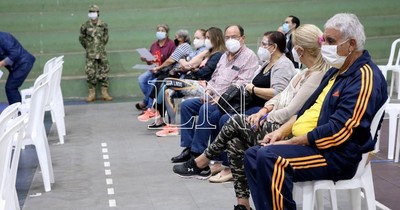La Nación / Hoy no se habilitan los vacunatorios: la inmunización se reanudará el martes