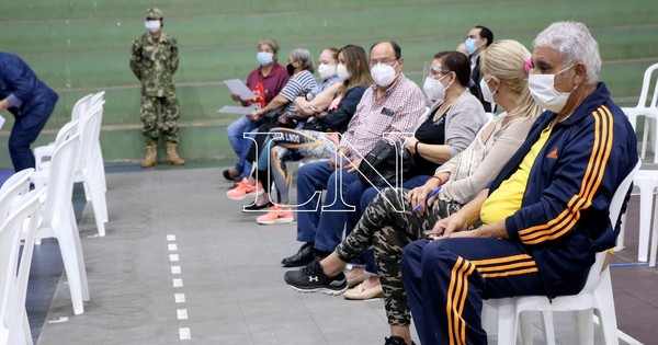 La Nación / Hoy no se habilitan los vacunatorios: la inmunización se reanudará el martes