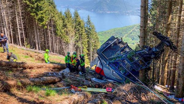 Al menos 9 muertos al desplomarse un teleférico en Italia