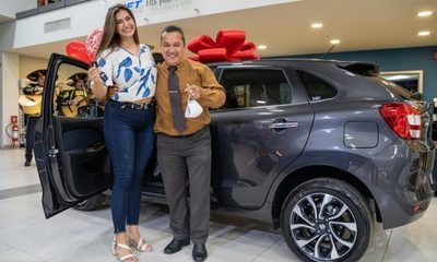 Novio enamorado pidió matrimonio a su novia con una camioneta 0km