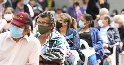 La Nación / Vacunatorios: dejarían sin efecto terminación de CI desde esta semana