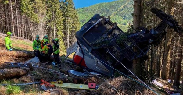 ¡Tragedia mortal en Italia! Cae cabina de teleférico y deja a 12 personas fallecidas