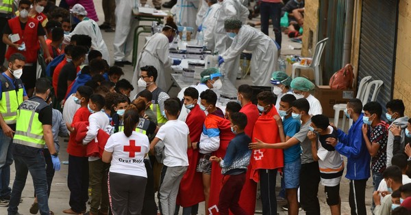 La Nación / Tras las llegadas masivas, Ceuta se pregunta qué hacer con cientos de niños perdidos