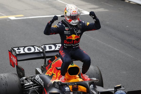 Verstappen golpea la mesa en Mónaco y lidera el Mundial de F1