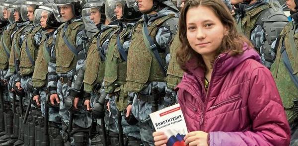 Olga Mísik, la chica que leía (y sigue leyendo) la Constitución rusa