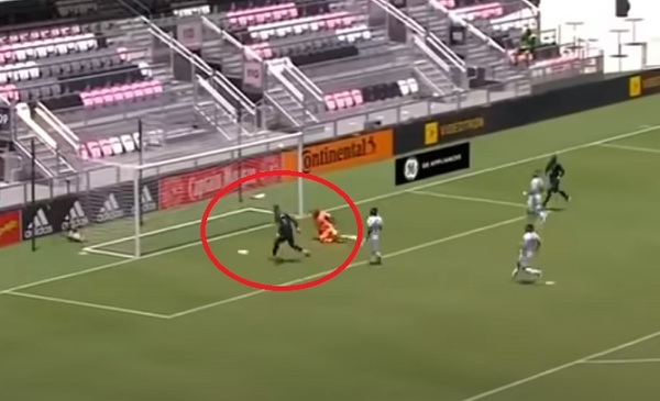 Parecía un gol inevitable, pero terminó de la peor manera