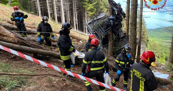 La Nación / Italia: trece muertos al caer un popular teleférico turístico