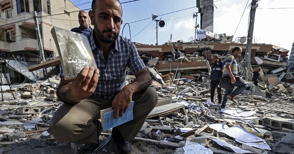La Nación / El templo de los libros, reducido a escombros en Gaza