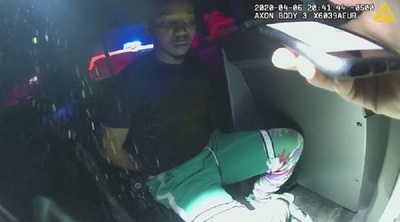 Policías confunden las cenizas de una bebé con drogas durante una requisa: “¡No, esa es mi hija!” (VIDEO)