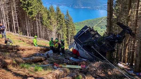 Italia: Caída de teleférico deja 14 muertos y niño en grave estado