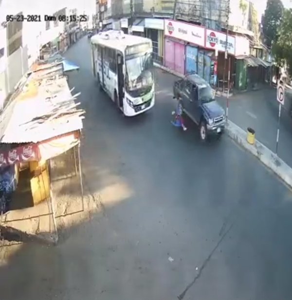 ¡Negligencia total! Automovilista arrolla a transeúnte y se da a la fuga | Noticias Paraguay