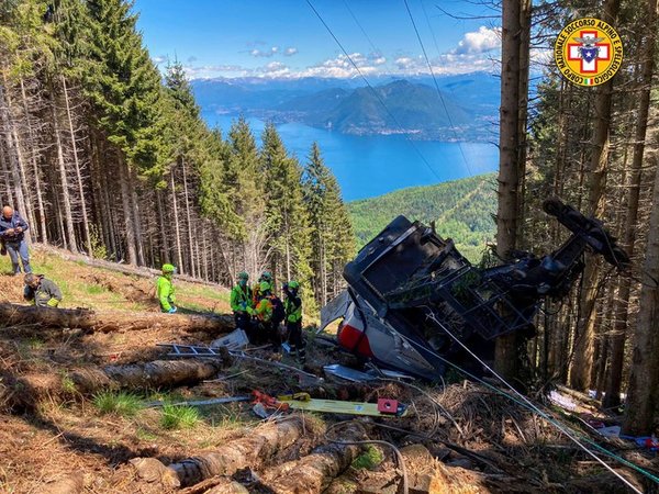 14 muertos y un herido grave al caer un teleférico en Italia