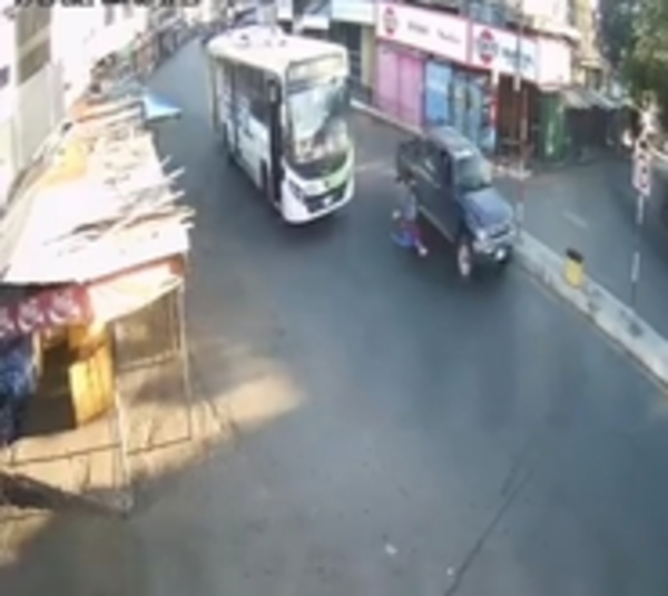 ¡Irresponsable! Automovilista arrolla a transeúnte y se da a la fuga - Paraguay.com