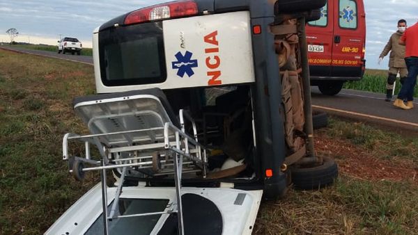 Vuelca ambulancia que transportaba a heridos en fiesta de cumpleaños