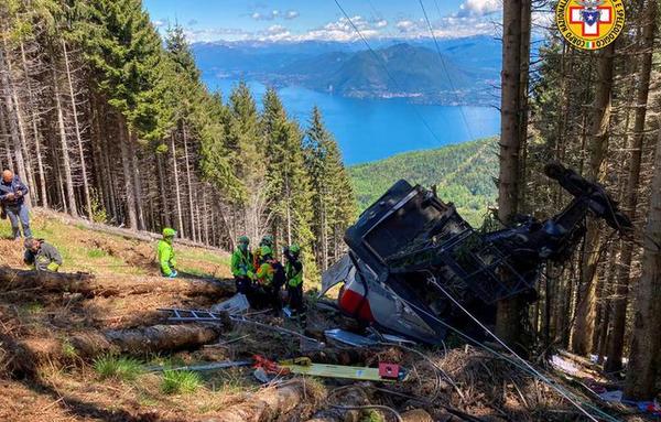 Italia: 14 muertos y un niño herido grave al desplomarse un teleférico