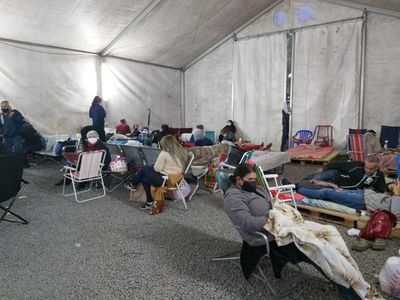 Entre mates y frazadas, familiares de internados en el IPS Ingavi se preparan para intenso frío - Nacionales - ABC Color