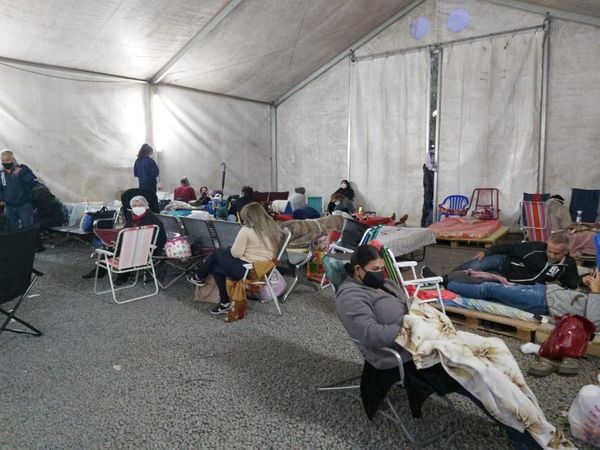 Entre mates y frazadas, familiares de internados en el IPS Ingavi se preparan para intenso frío - Nacionales - ABC Color