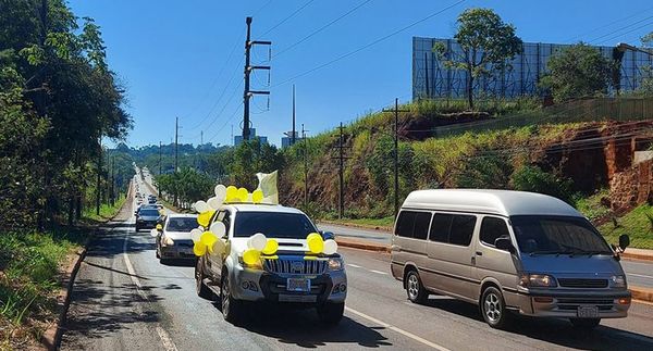 Laicos realizaron caravana a favor de sacerdote expulsado - ABC en el Este - ABC Color