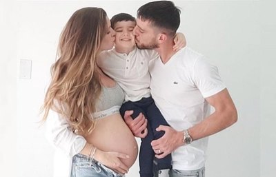 Crónica / DULCE ESPERA. Tierna sesión de fotos de Ale Silva y su doñita