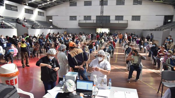Inmunizarán a encamados, mientras se espera que lleguen más dosis hoy