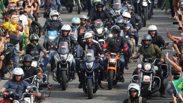 Bolsonaro lidera recorrido en moto a las puertas de una tercera ola