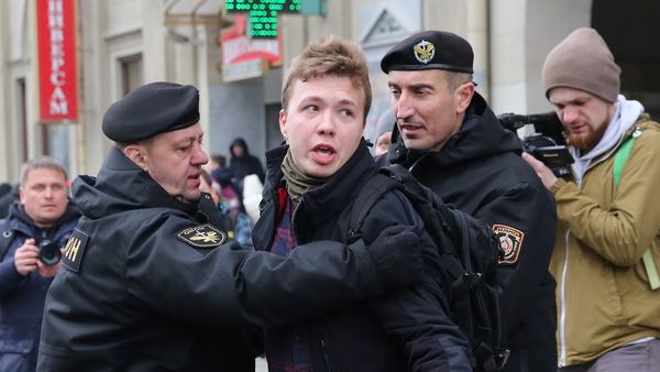 Bielorrusia desvía avión y detiene a periodista crítico