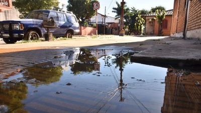 Registran cloaca a cielo abierto en calle capitalina