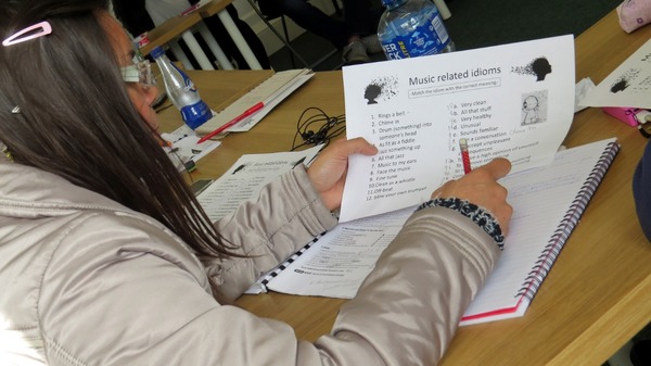 Ofrecen 5 becas completas y 45 parciales para estudiar inglés y trabajar en Irlanda