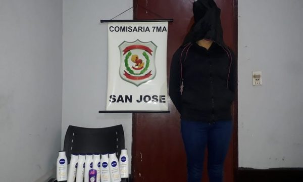 Mujer fue pillada mientras robaba productos de local comercial