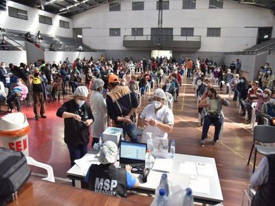 Inmunizarán a encamados, mientras se espera que lleguen más dosis hoy - Noticiero Paraguay