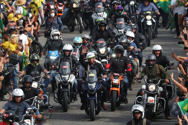 Bolsonaro lideró una caravana de motos junto a una multitud a puertas de una tercera ola de COVID | Ñanduti
