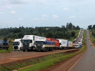 35.000 camioneros paran hoy en protesta por incremento del gasoil