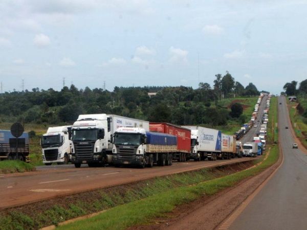35.000 camioneros paran hoy en protesta por incremento del gasoil