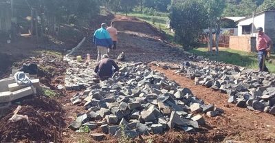 Construyen empedrado en asentamiento de Franco