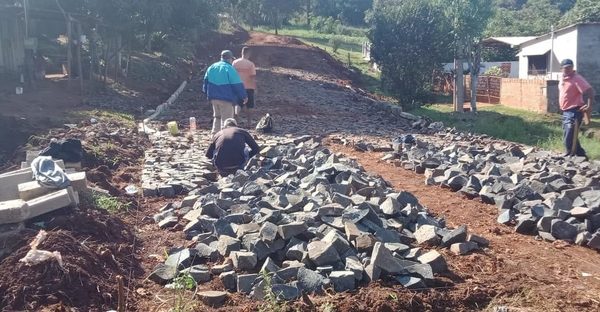 Construyen empedrado en asentamiento de Franco