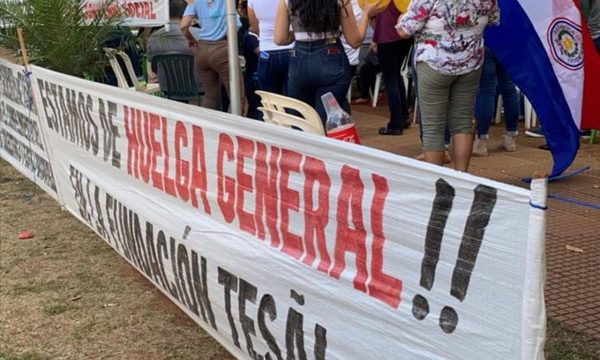 Personal de salud por convenio social sigue en huelga y hoy se prevé tripartita