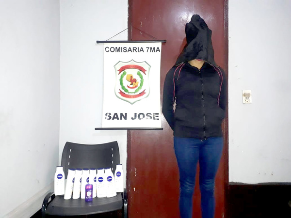 Detienen a mujer que trataba de robar productos de Fortis - La Clave
