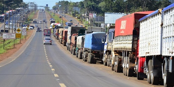 Unos 35.000 camioneros van a paro nacional en rechazo al aumento del precio del combustible | Ñanduti