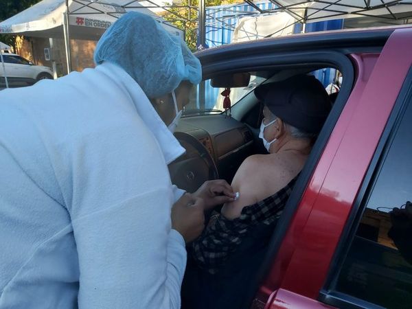 Prosigue la vacunación en los pocos centros que todavía tienen dosis - Nacionales - ABC Color