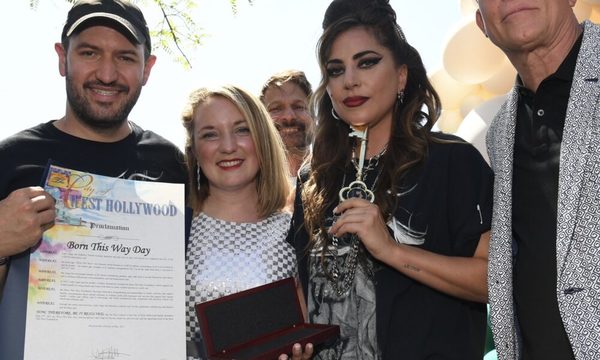 Lady Gaga recibe la llave de West Hollywood cuando la alcaldesa declara el día de «Born this way»