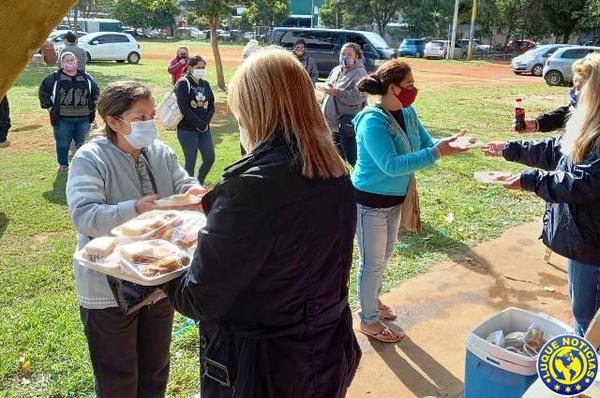 Llevan desayunos a familiares de parientes internados en el Hospital de Luque •