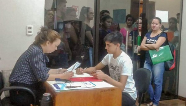 Estudiantes adjudicados por becas de Gobernación esperan el desembolso - La Clave