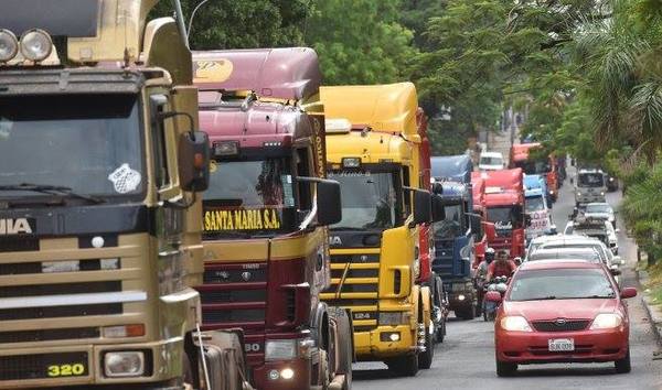 Sectores de producción esperan pronta solución de Gobierno ante paro de camioneros
